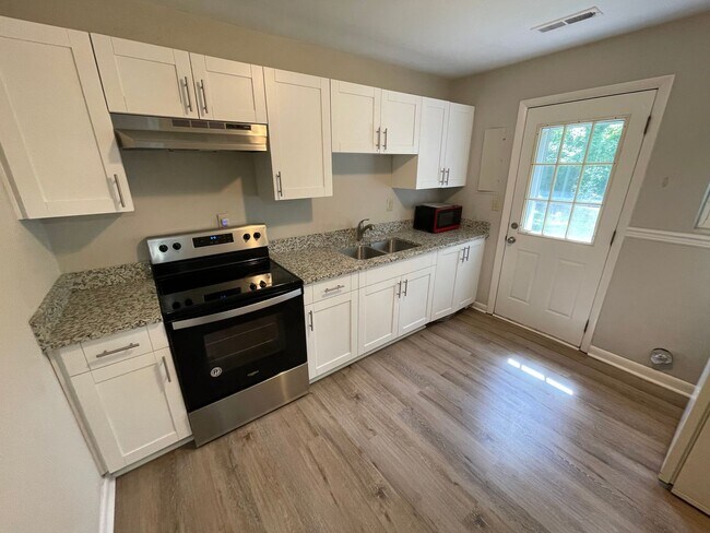 Building Photo - AVAILABLE NOW! 2 BEDROOM DUPLEX IN VIRGINIA BEACH. CONVENIENT TO BEACHES