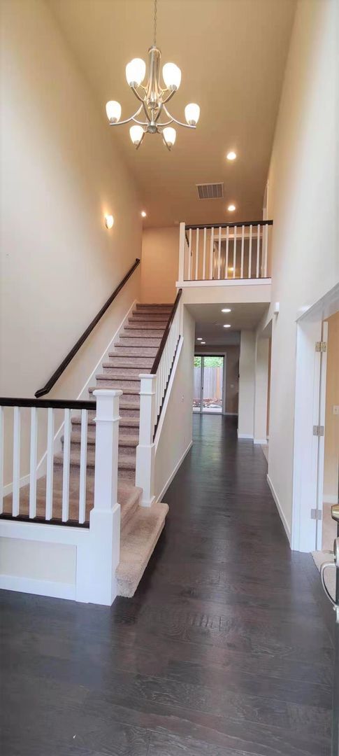 Foto del edificio - Beautiful 4-Bedroom Home with Office in No...