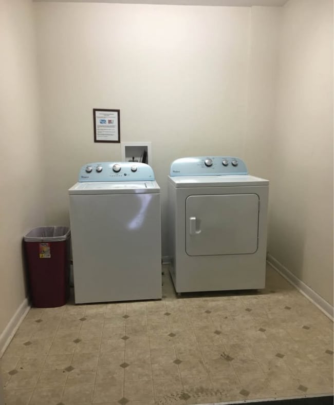 Building Photo - 18 Greenwood Dr