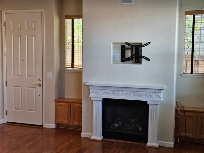Building Photo - Beautiful 3 bedroom, 2 1/2 bath for rent n...