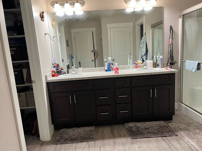Building Photo - Spacious Townhome