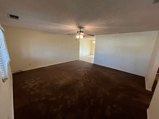 Foto del edificio - UPCOMING Wonderful Porterville Home