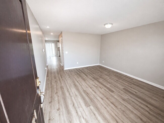 Building Photo - 721 Tanager Ln
