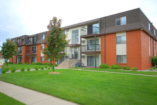 Building Photo - 818 Southland Ln