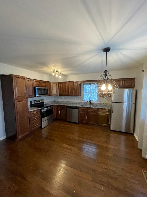 Foto del edificio - 1570 E Broadway St