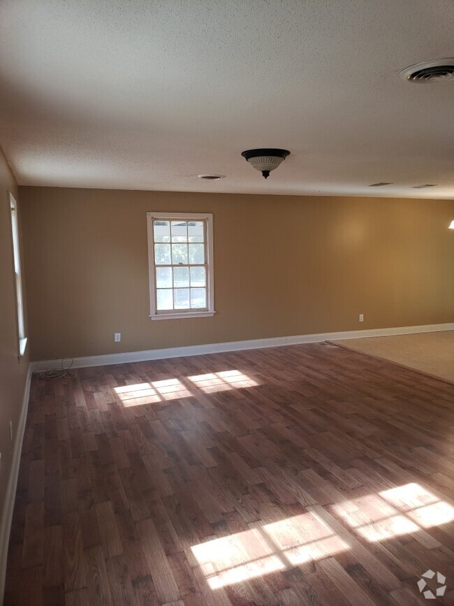Building Photo - 140 Creekside Dr