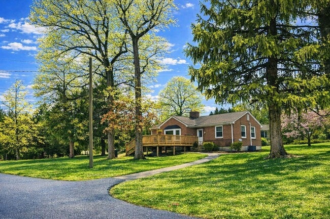 Building Photo - 214 Sudbrook Ln
