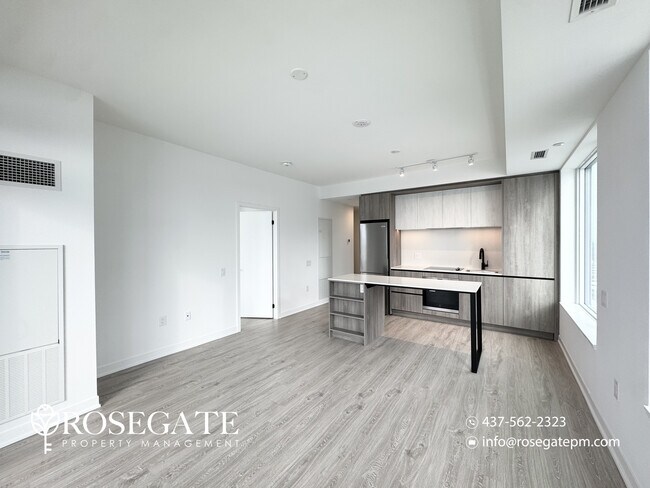 Photo du bâtiment - Pet-Friendly 2-Bedroom Corner Condo with Internet, Balcony & Parking in Mississauga