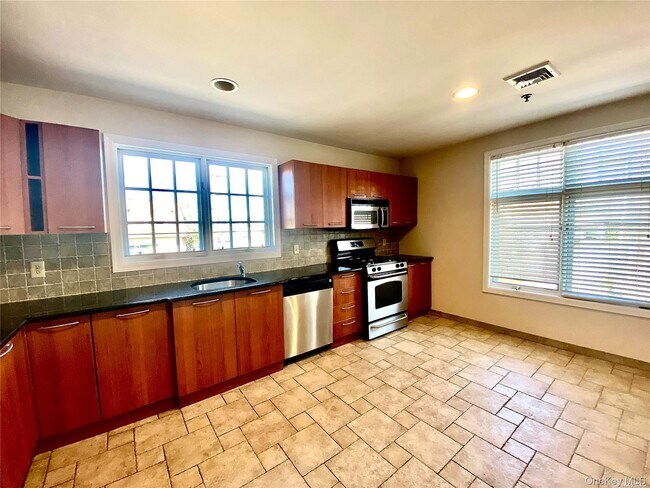 Foto del edificio - 259 Glen Cove Ave