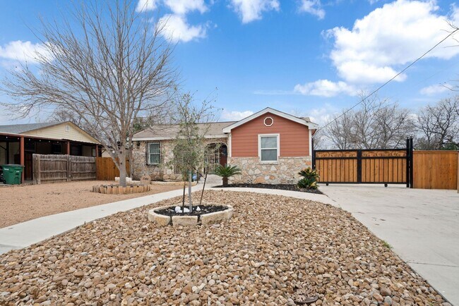 Building Photo - Charming Home Awaits: Spacious & Modern Li...