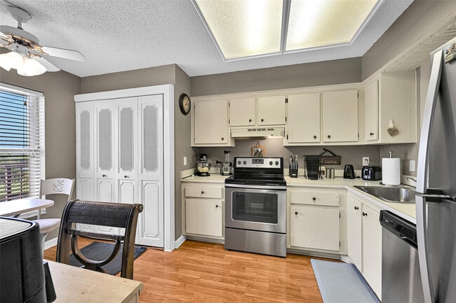 Building Photo - 4570 NW 18th Ave