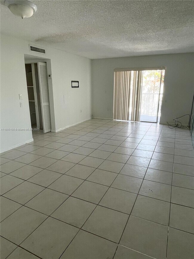 Foto del edificio - 3527 NE 168th St