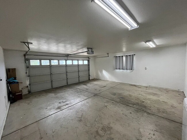 Building Photo - Welcome to your next home in Desert Hot Springs a beautifully maintained and recently renovated 3...