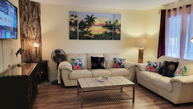 Living room - 2 N Fernwood Ave