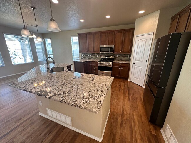 Foto del edificio - 5 Bed 3 bath house in Banning Lewis!
