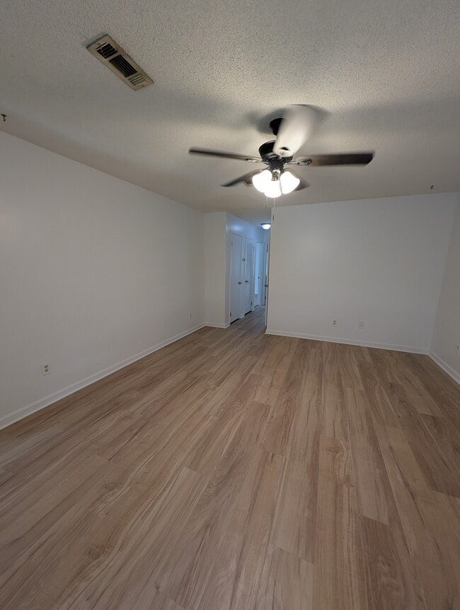 Foto del edificio - 542 S Woodburn Dr