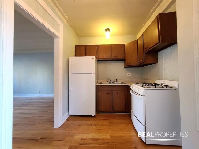 Building Photo - 0 bedroom in CHICAGO IL 60610