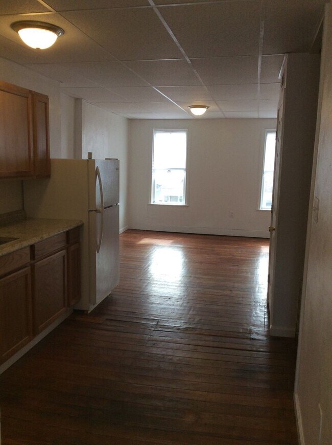 Foto del edificio - 2 Bedroom 1 Bath 2nd Floor Apartment in East End of York City