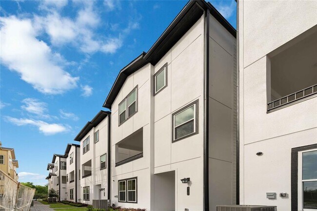 Building Photo - 2718 Grand Fountains Dr