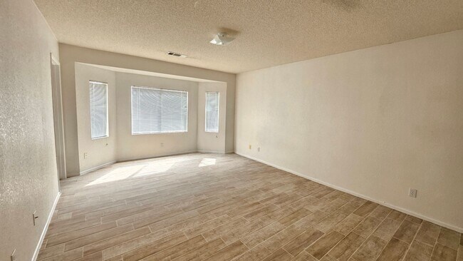 Foto del edificio - Spacious 3-Bed, 2-Bath Home with Natural Gas in California City – Convenient & Cozy!