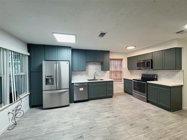 Foto del edificio - 12931 Becklin Ln