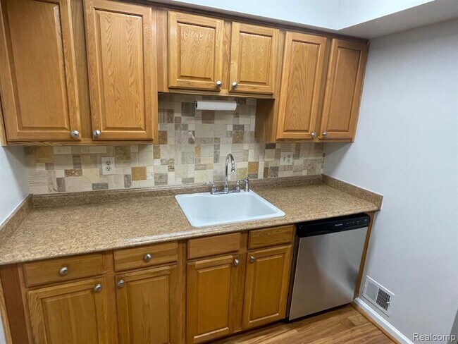 Building Photo - 634 E Fox Hills Dr