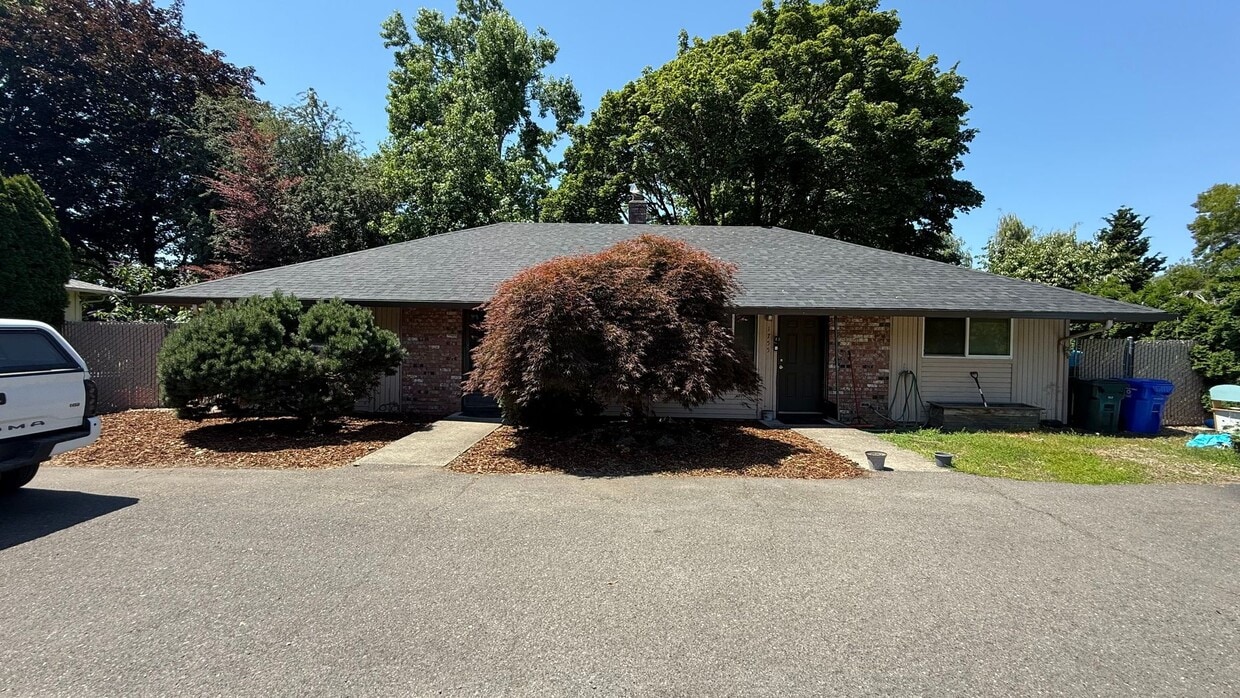 Primary Photo - Great Duplex 2bd 2bath Big yard, Parking, ...