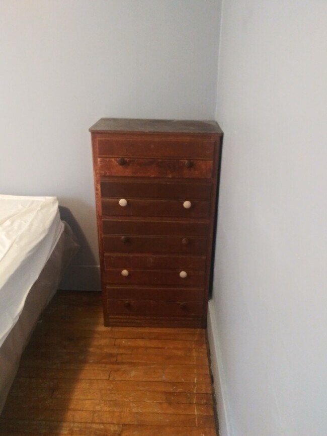 Building Photo - 916 Ackerman Avenue, Unit Room 9