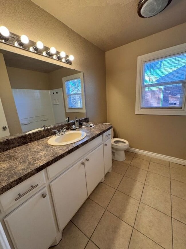 Foto del edificio - 3 bed, 1 and a 1/2 bath , one car garage! New paint, updates throughout and ready for move in!