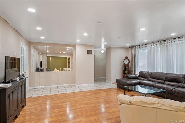 Building Photo - 15 Birchwood Ln