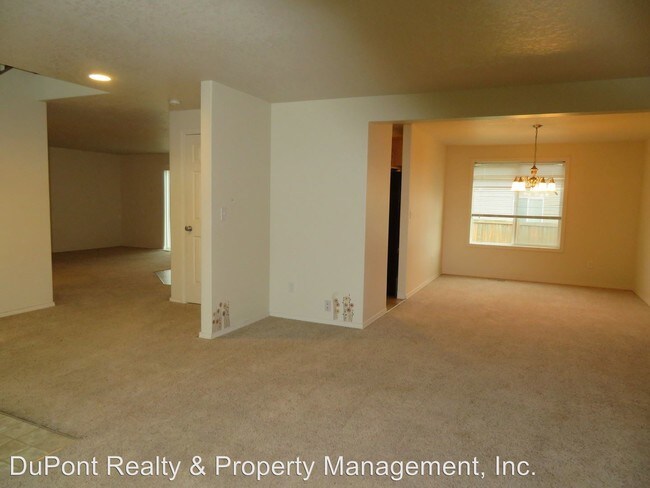 Foto del edificio - 3340 Bali St NE