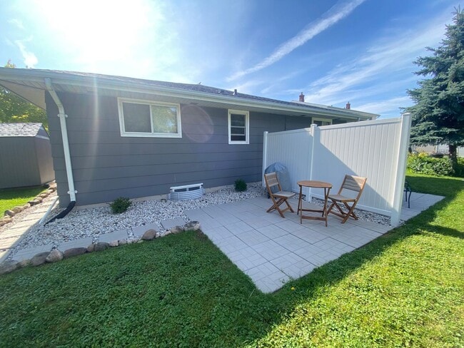 Building Photo - 968 Grove St