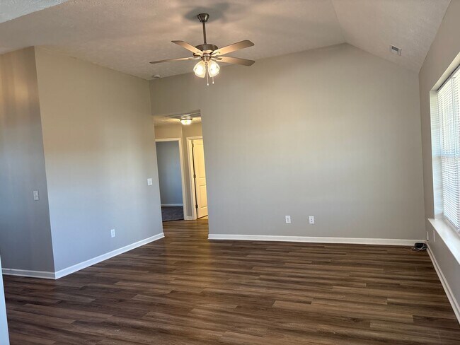 Foto del edificio - BEAUTIFUL 3 BEDROOM 2 BATHROOM HOME IN SCE...
