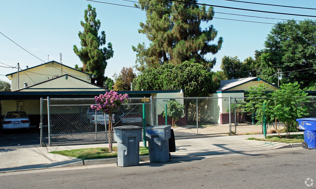 Primary Photo - 4516 E Thomas Ave