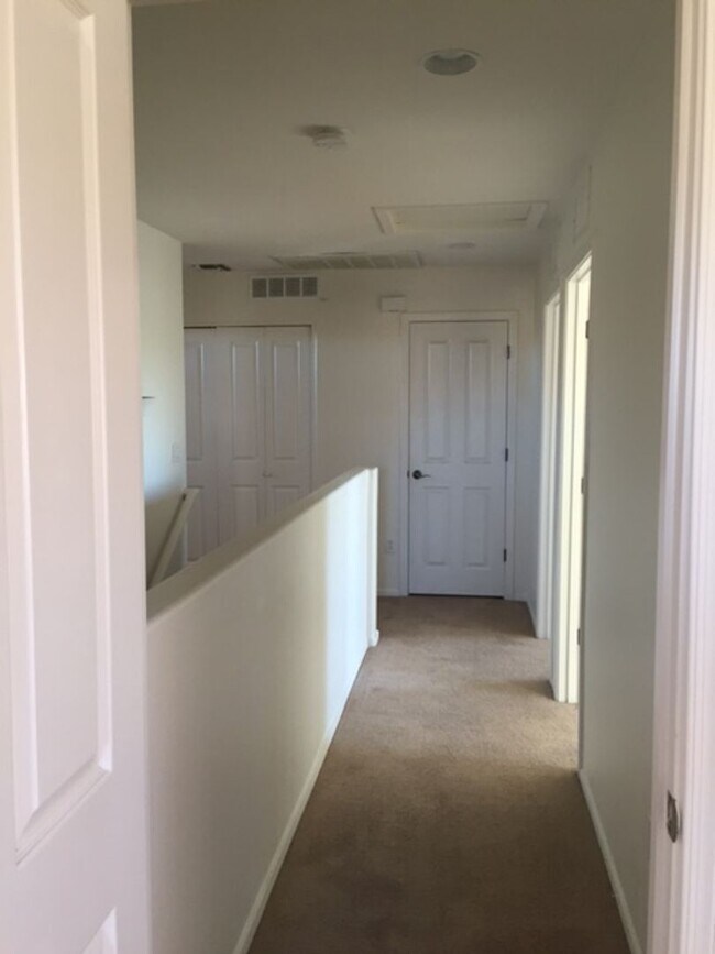 Foto del edificio - Beautiful 4-bedroom 3-bathroom - GREAT LOC...