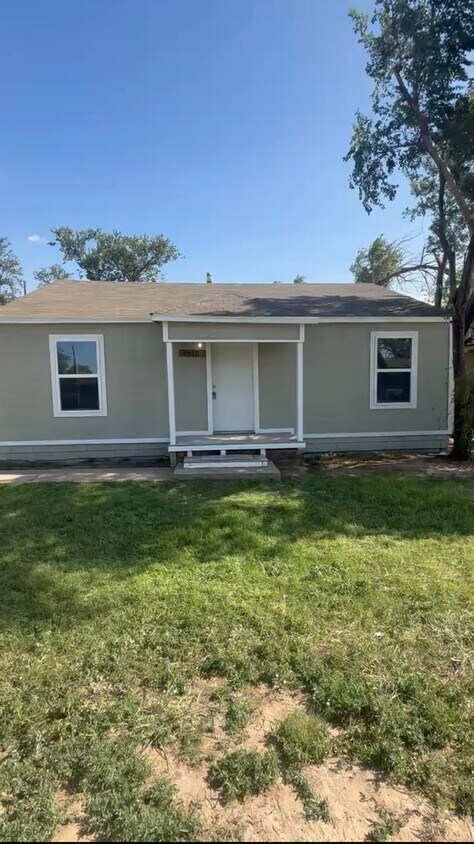 Foto principal - 2 Bedroom Home at Parkway and Cherry Point!