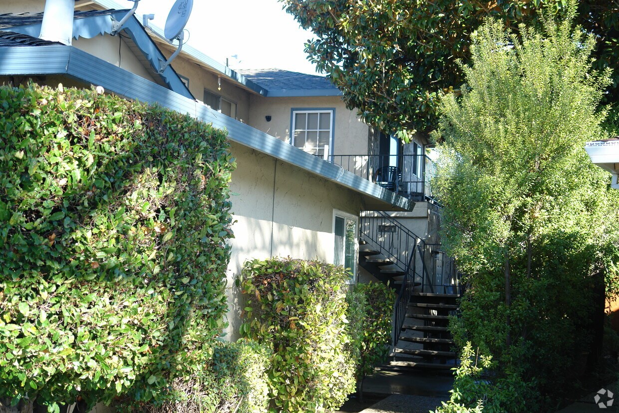 Building Photo - 646 Rebecca Way
