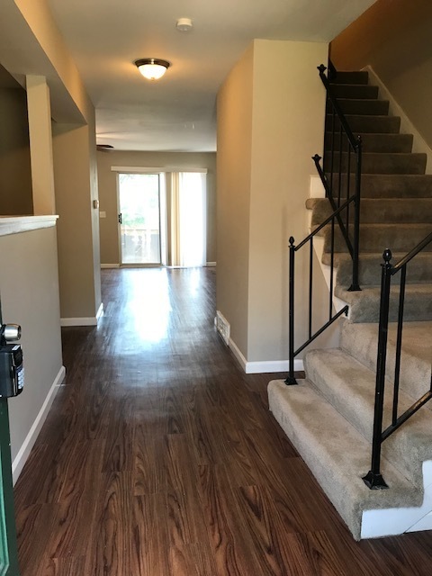 Building Photo - COMING SOON! 3bd/2.5 bth Townhouse Condo -