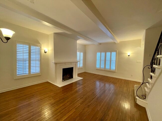 Building Photo - 10816 3/4 Lindbrook Dr