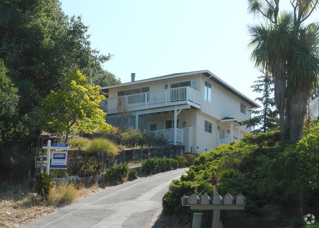 Building Photo - 141 Oak Ln