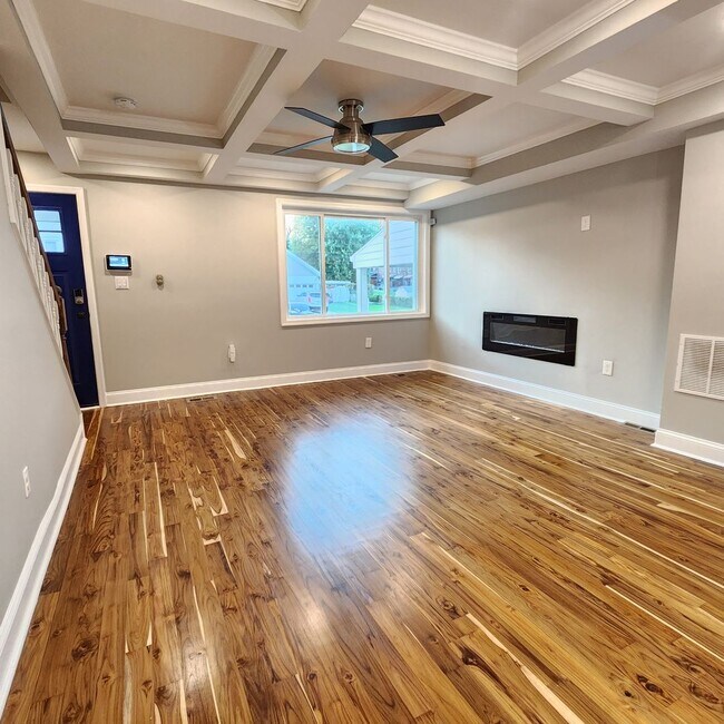 Building Photo - Newly Renovated 3-Bedroom 2-Bathroom Town ...