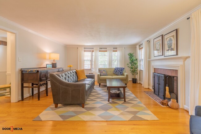 Foto del edificio - Short Term Furnished Rental -3 Bedroom Spl...