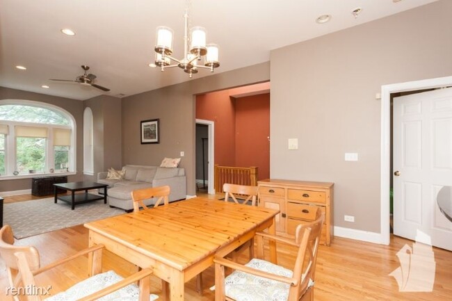 Foto del edificio - 8725 W Higgins Rd