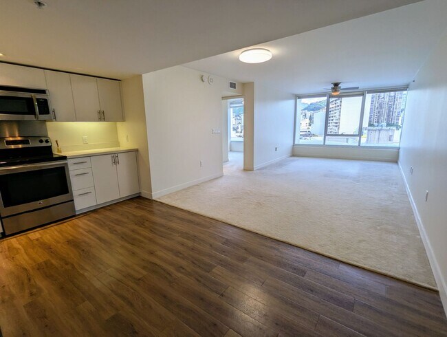 Foto del edificio - Symphony 2 Bed, 2 Bath, 1 Parking, Mountain views in Kakaako
