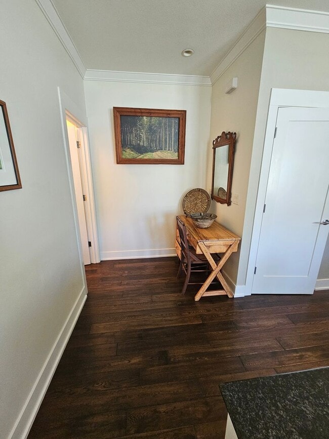 Building Photo - Beautiful Townhouse in the Heart of Jackso...