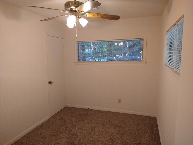 Dormitorio - 6040 Cessna Dr