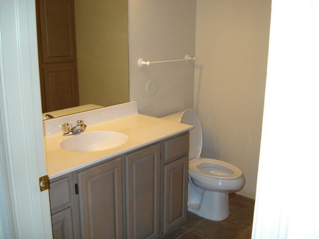 Building Photo - 2 Bedrooms, 2 Baths and a Single Car Garage