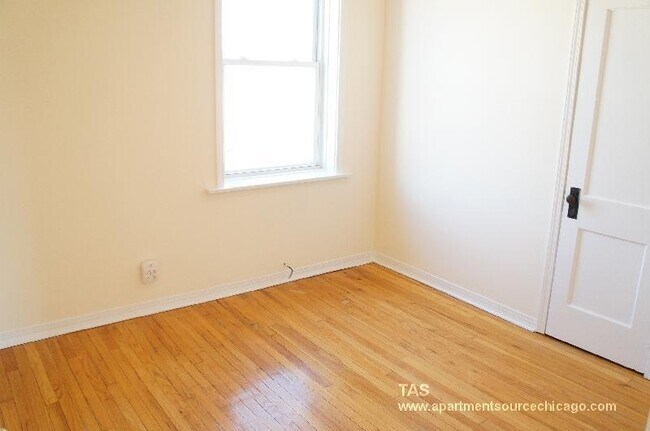 Foto del edificio - 3046 W Wellington Ave