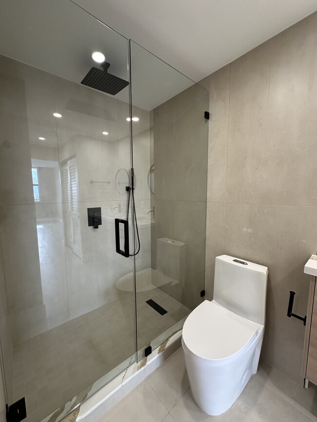 Luxury Shower - 301 N Ocean Blvd