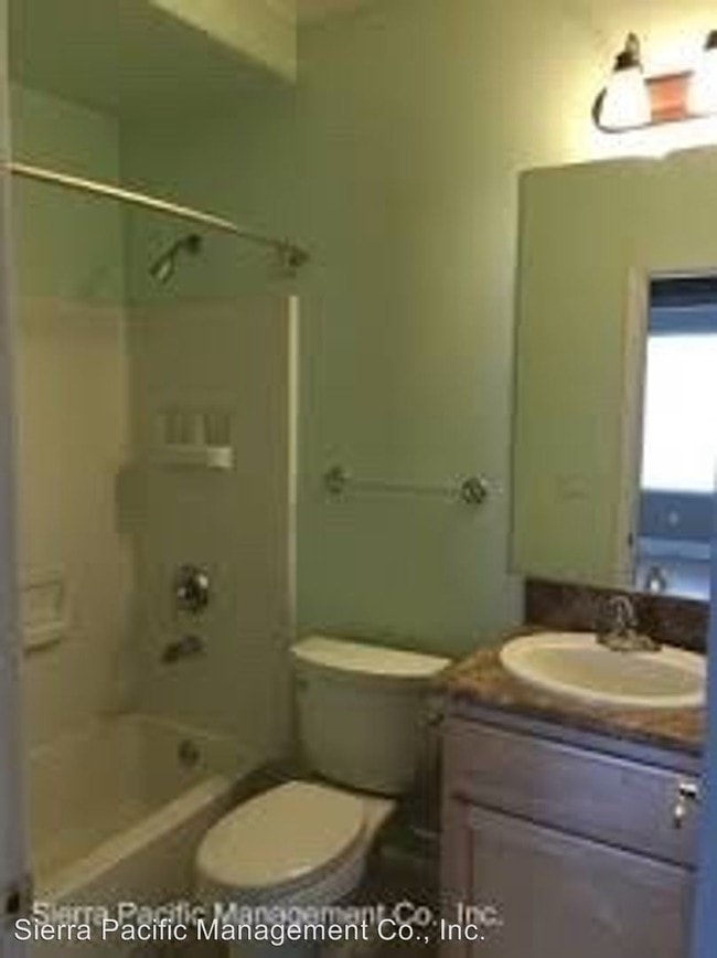 Building Photo - 2 br, 2 bath  - 628 D Street 628 D Street - B